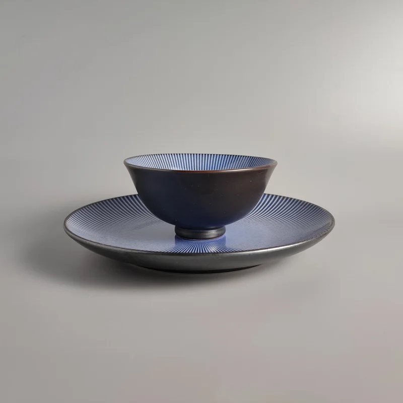 Керамични съдове чаша, чиния, определени синьо и бяло райе стил японски корейски стил ретро чиста червена чиния с 2